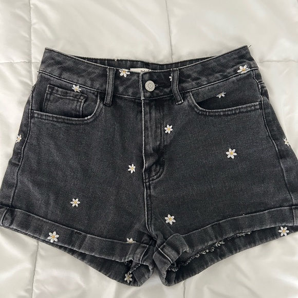 PacSun Women’s Black Daisy Embroidered Denim Mom Shorts - Picture 1 of 3